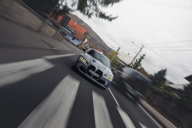 BMW M4 CSL w ruchu na trasie BMW M Tour M-Cars 2025 - dynamiczne ujęcie z jazdy po słowackiej miejscowości