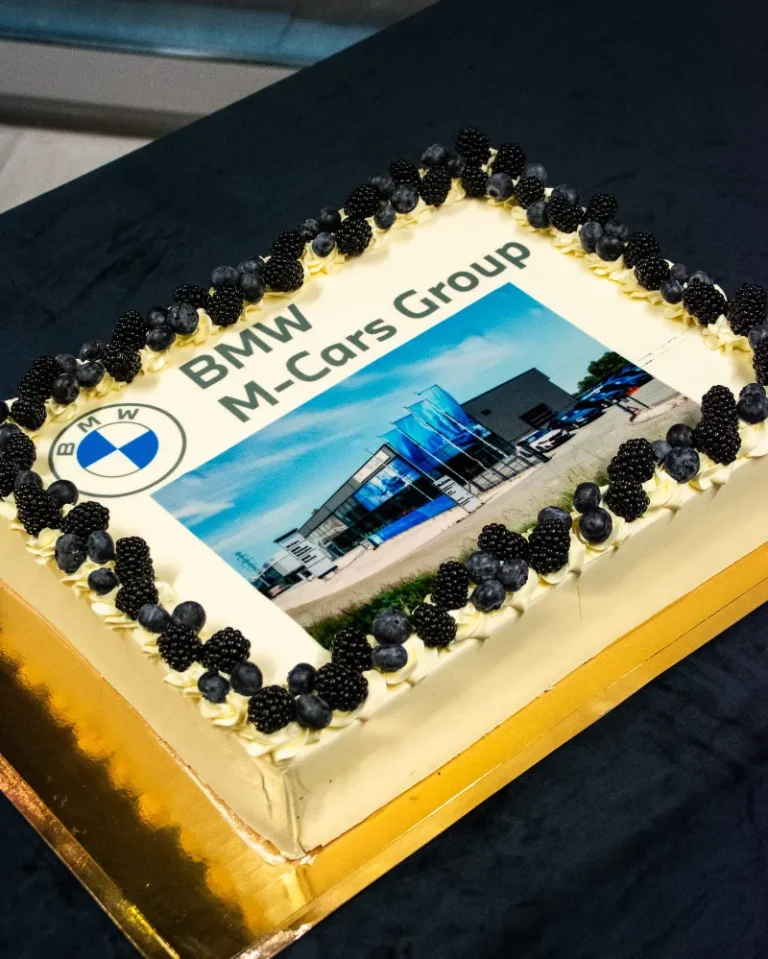Tort urodzinowy BMW M-Cars Tarnów z grafiką salonu i logo BMW