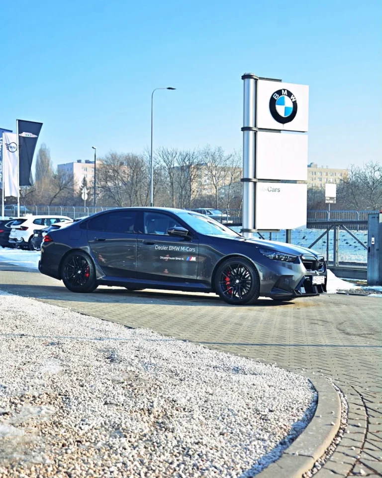 Profil boczny Nowego BMW M5 przed salonem BMW M-Cars w Krakowie przy ul. Conrada 20