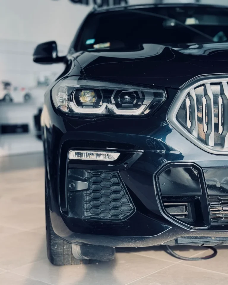 Reflektory BMW X6 i duży grill z pionowymi listwami