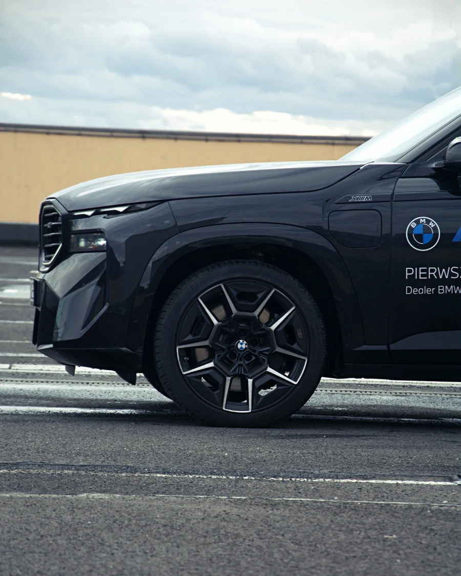 Koło BMW XM z felgą w sportowym wzorze i masywnym nadkolem