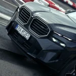 Zbliżenie na przód BMW XM z nerkami i tablicą rejestracyjną