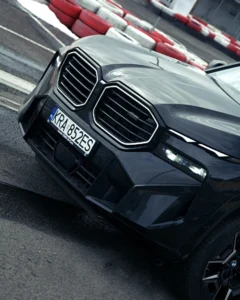 Zbliżenie na przód BMW XM z nerkami i tablicą rejestracyjną