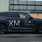 BMW XM profil boczny z dużym napisem XM na drzwiach
