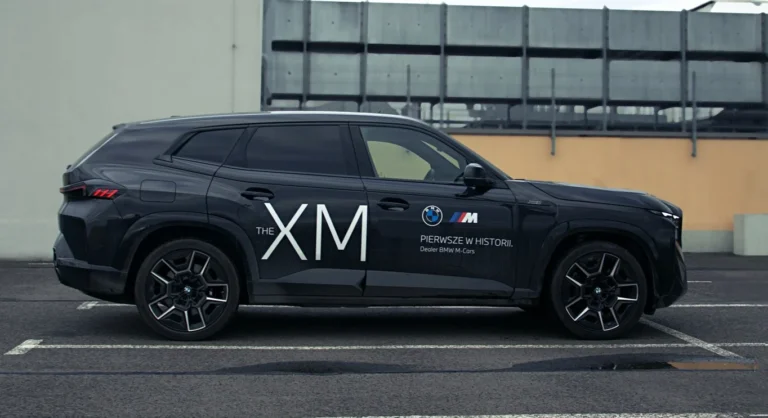 BMW XM profil boczny z dużym napisem XM na drzwiach
