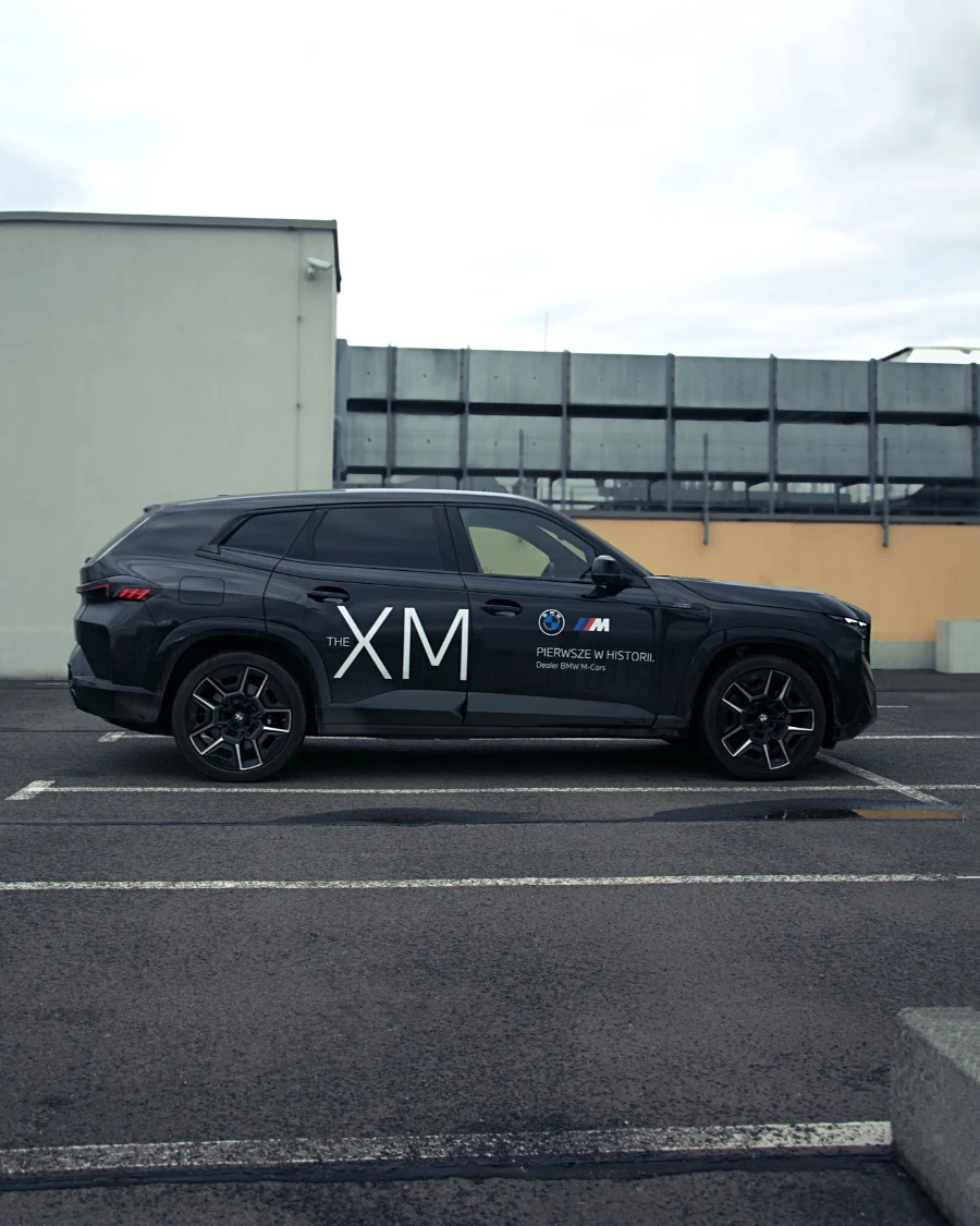 BMW XM profil boczny z dużym napisem XM na drzwiach