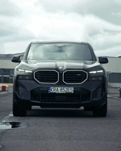 Przód BMW XM z dużymi nerkami i wąskimi światłami dziennymi