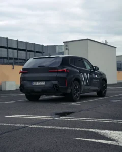 BMW XM ujęcie 3/4 od tyłu z widoczną sylwetką i felgami