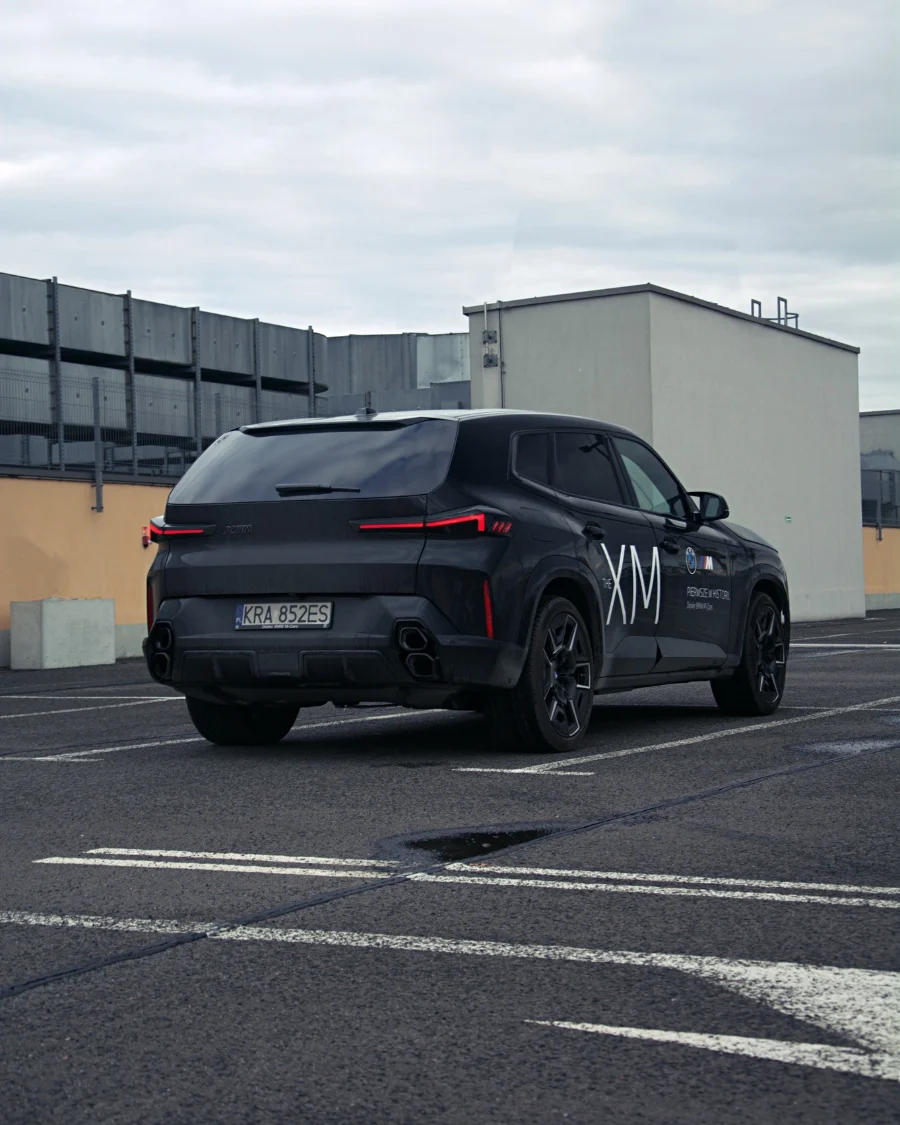 BMW XM ujęcie 3/4 od tyłu z widoczną sylwetką i felgami