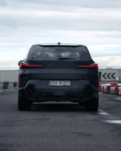 Tył BMW XM z wąskimi lampami LED i podwójnymi końcówkami wydechu