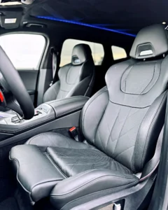 Przedni fotel BMW XM w skórze z logo XM na zagłówku