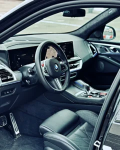 Kokpit BMW XM z kierownicą M i zakrzywionym ekranem Curved Display