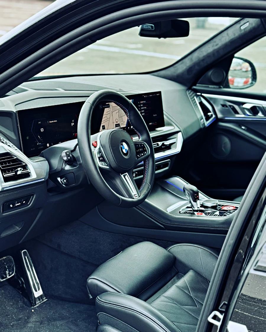 Kokpit BMW XM z kierownicą M i zakrzywionym ekranem Curved Display