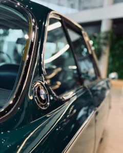 Emblemat BMW na słupku C i chromowana listwa przy oknie