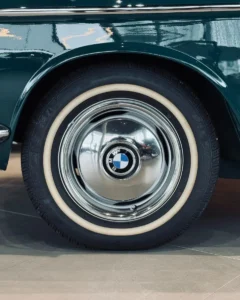 Koło BMW 2000 C z białym rantem opony i chromowanym kołpakiem