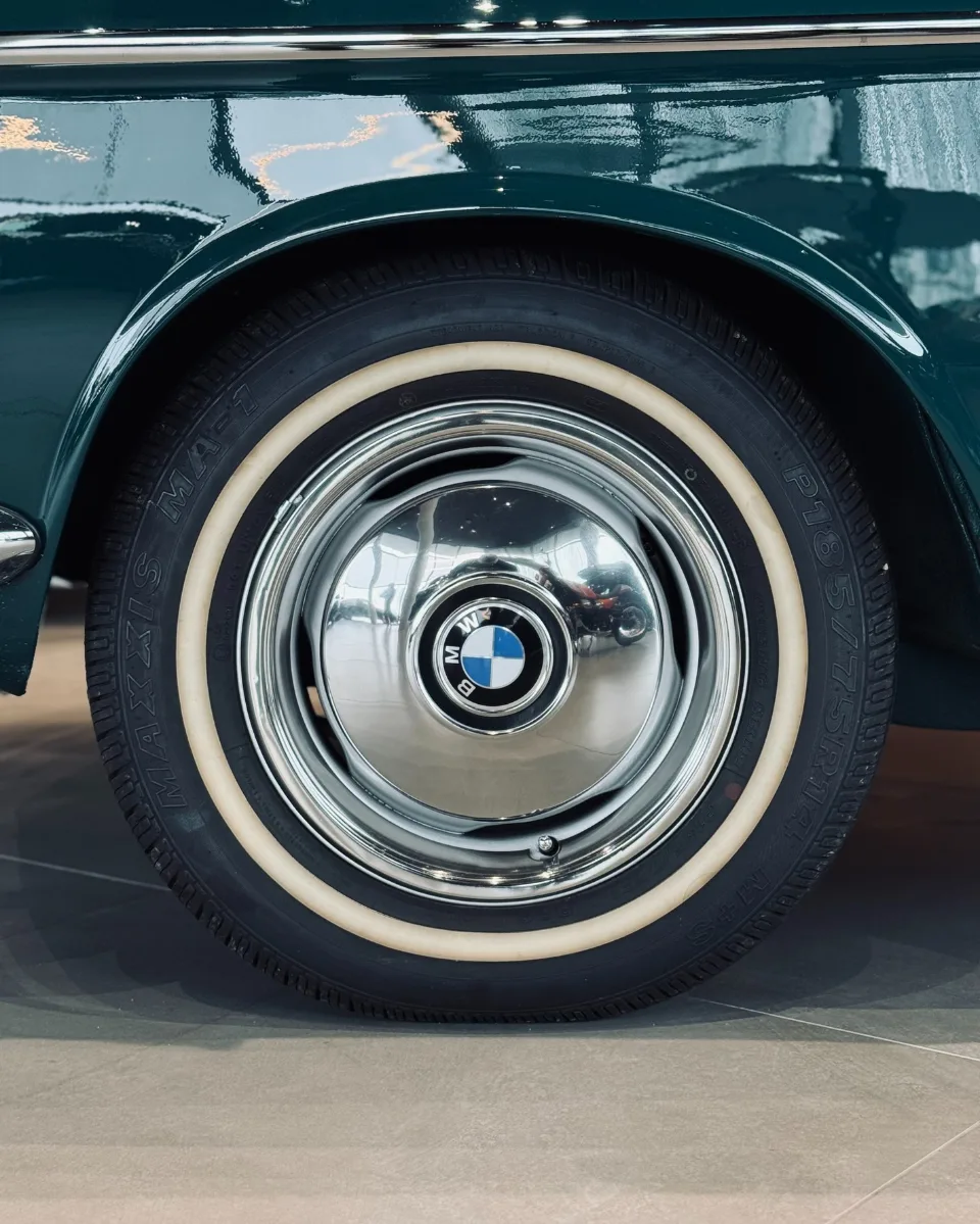 Koło BMW 2000 C z białym rantem opony i chromowanym kołpakiem