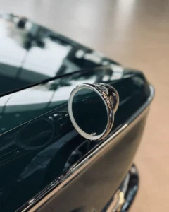 Chromowane lusterko boczne na błotniku BMW 2000 C Automatic