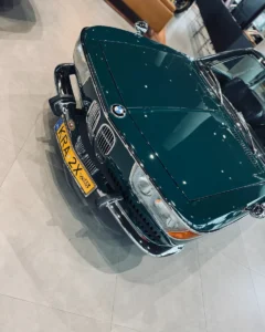 Ujęcie z góry na maskę BMW 2000 C i klasyczne nerki BMW