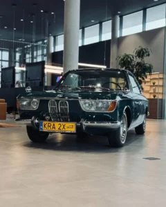 BMW 2000 C Automatic ujęcie 3/4 przodu w salonie BMW M-Cars