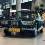 Klasyczne BMW 2000 C Automatic 3/4 przodu w salonie BMW M-Cars Kraków