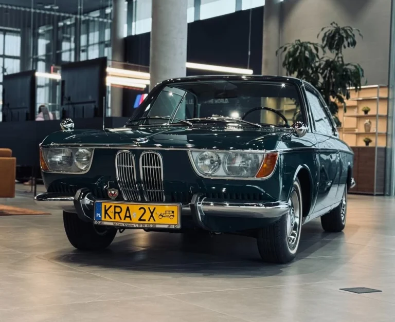 Klasyczne BMW 2000 C Automatic 3/4 przodu w salonie BMW M-Cars Kraków