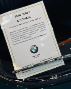 Tabliczka informacyjna BMW 2000 C Automatic w salonie BMW M-Cars