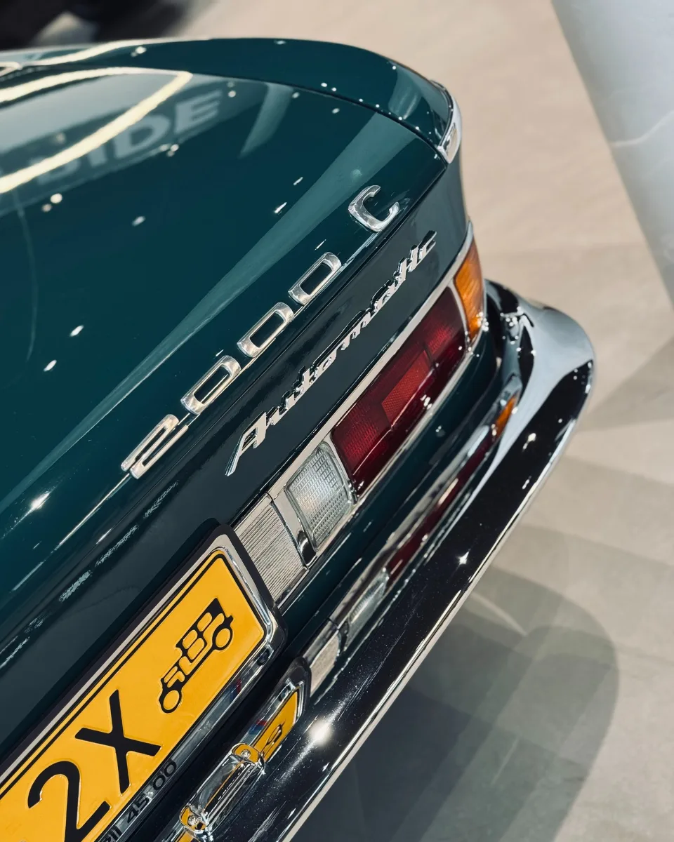 Tył BMW 2000 C Automatic z emblematem 2000 C i lampą