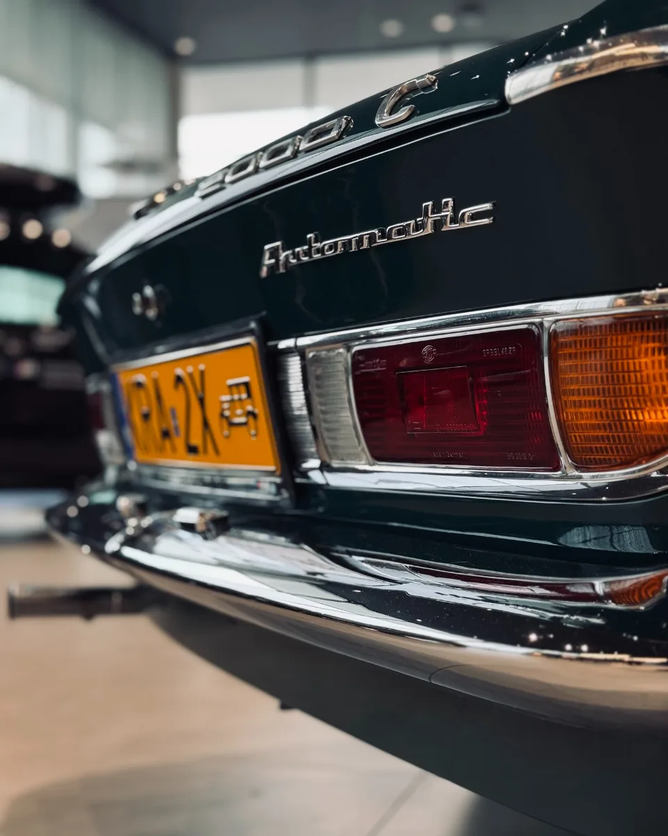 Tylna lampa i chromowany zderzak BMW 2000 C Automatic z emblematem Automatic