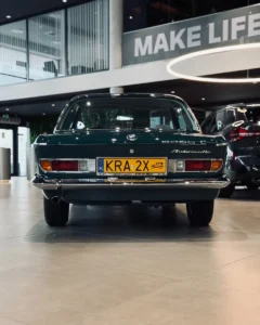 BMW 2000 C Automatic tył auta w salonie BMW M-Cars Kraków