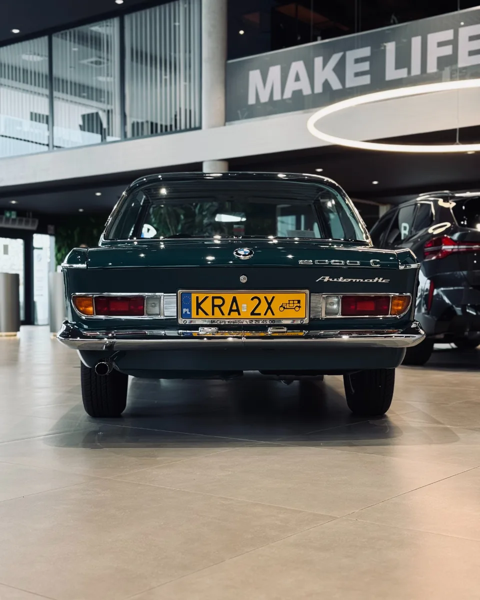 BMW 2000 C Automatic tył auta w salonie BMW M-Cars Kraków