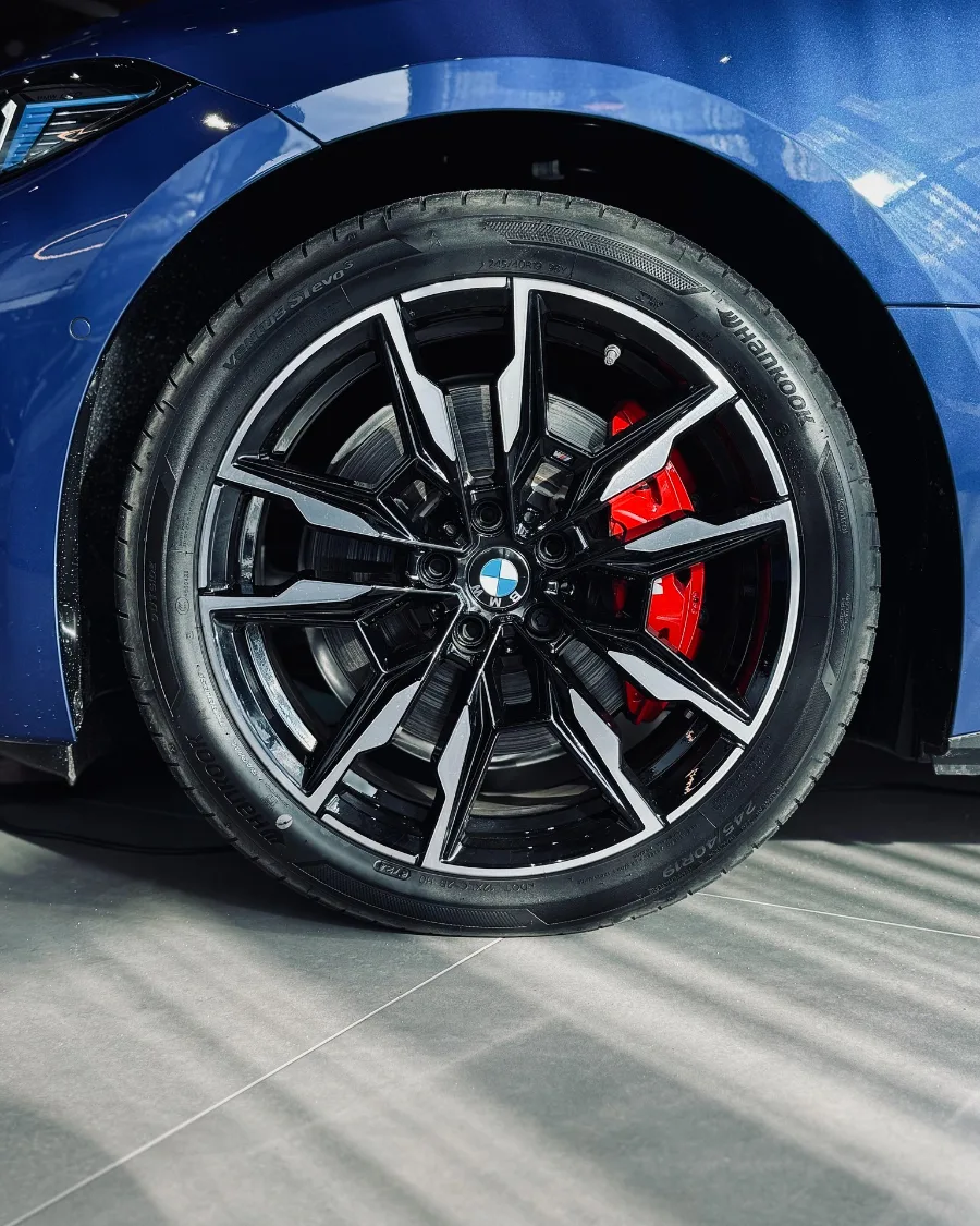 Felga BMW i4 z czerwonym zaciskiem M – detal w salonie BMW M-Cars Kraków