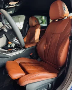 Fotel BMW i4 – detal brązowej tapicerki w salonie BMW M-Cars Kraków