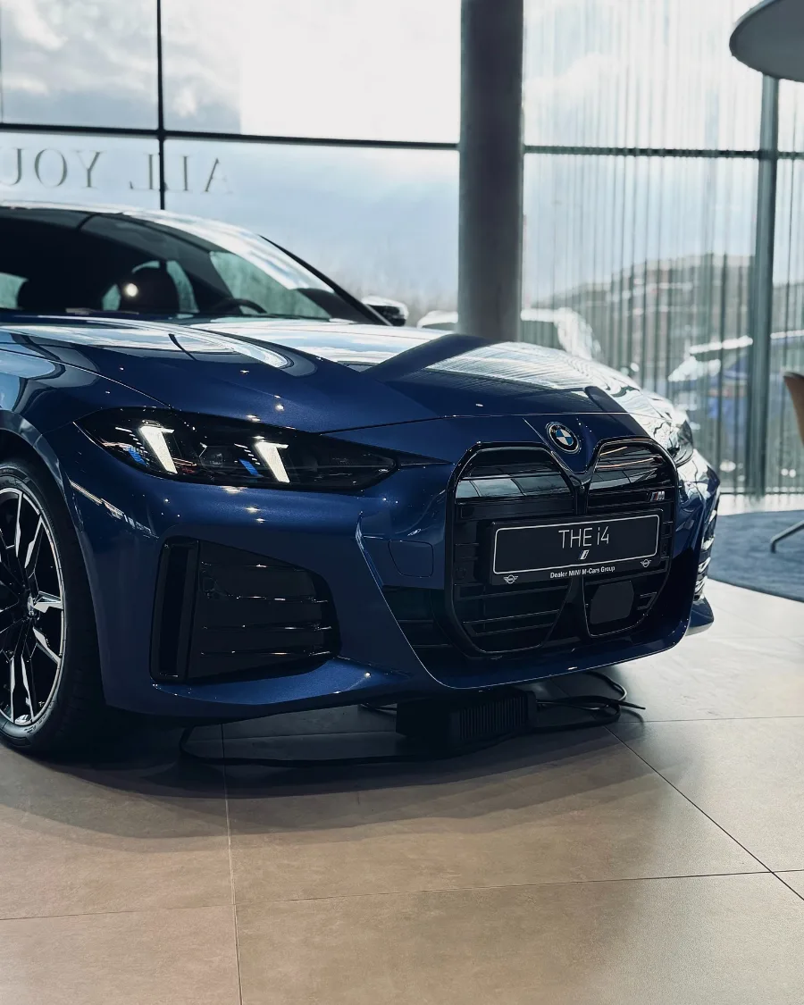 BMW i4 – przód 3/4 z reflektorami w salonie BMW M-Cars Kraków