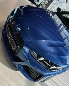 BMW i4 – przód z góry, maska i grill w salonie BMW M-Cars Kraków