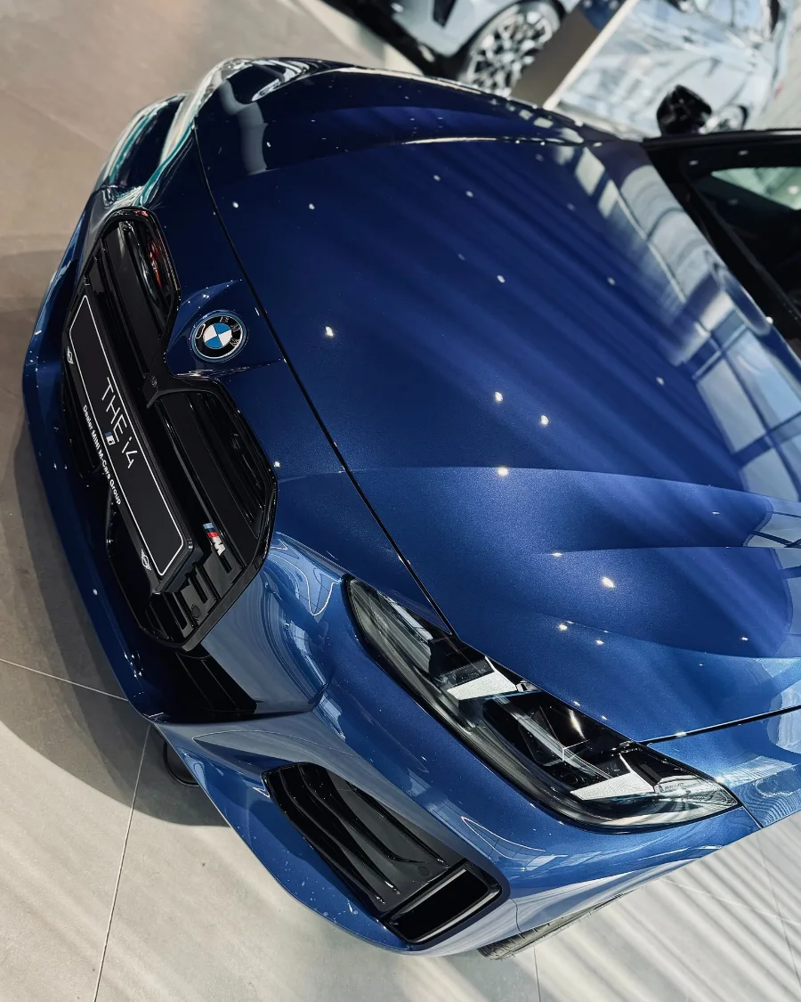 BMW i4 – przód z góry, maska i grill w salonie BMW M-Cars Kraków