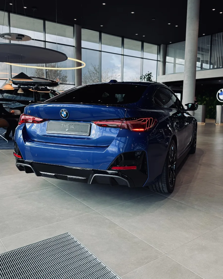 BMW i4 – ujęcie tyłu 3/4 w salonie BMW M-Cars Kraków Conrada