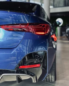 BMW i4 – tylna lampa LED i zderzak, detal w salonie BMW M-Cars Kraków