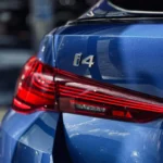 BMW i4 – detal tylnej lampy i oznaczenia i4 w salonie BMW M-Cars Kraków