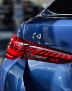 BMW i4 – detal tylnej lampy i oznaczenia i4 w salonie BMW M-Cars Kraków