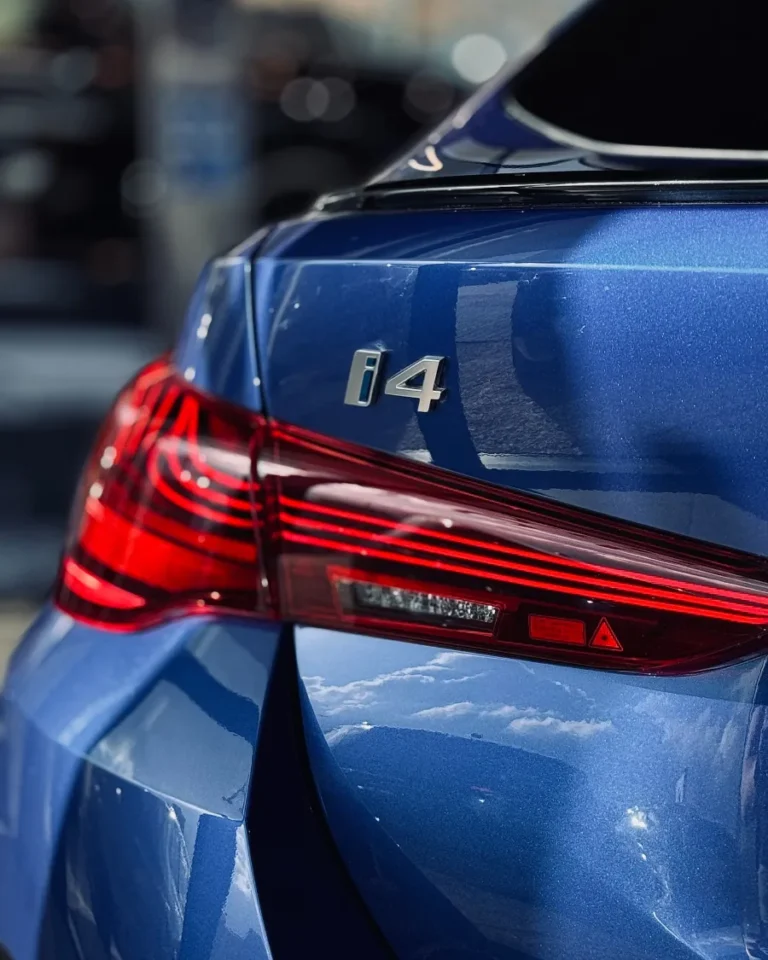 BMW i4 – detal tylnej lampy i oznaczenia i4 w salonie BMW M-Cars Kraków