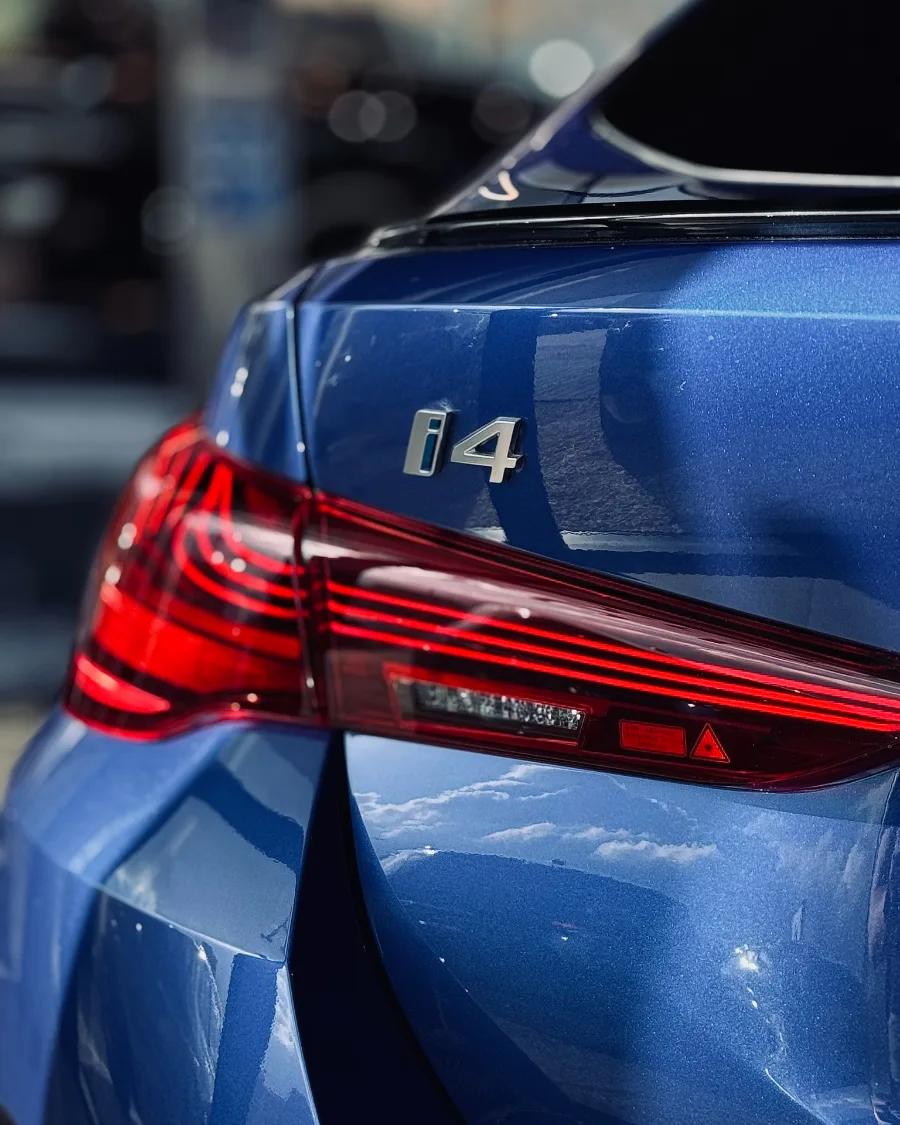 BMW i4 – detal tylnej lampy i oznaczenia i4 w salonie BMW M-Cars Kraków