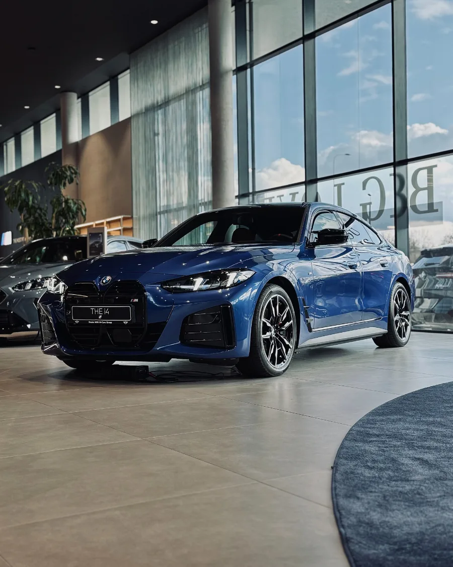 BMW i4 – ujęcie 3/4 w salonie BMW M-Cars Kraków Conrada