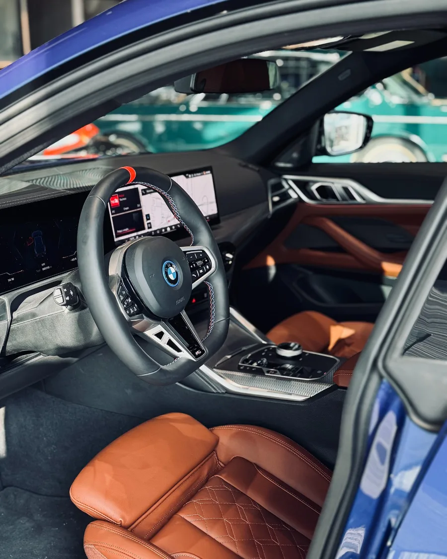 Wnętrze BMW i4 – kokpit i fotele w brązowej tapicerce w salonie BMW M-Cars Kraków