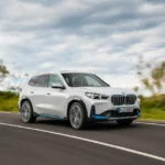 BMW iX1 w ruchu – elektryczny SUV premium BMW