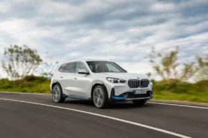 BMW iX1 w ruchu – elektryczny SUV premium BMW