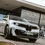 Nowe BMW iX3 2026 zaparkowane przed salonem BMW M-Cars Kraków Conrada