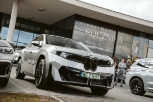 Nowe BMW iX3 2026 zaparkowane przed salonem BMW M-Cars Kraków Conrada