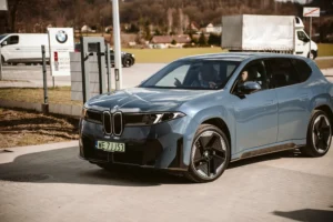 BMW iX3 Neue Klasse widok z boku pod salonem