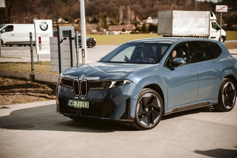 BMW iX3 Neue Klasse widok z boku pod salonem