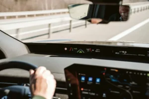 Widok z kabiny BMW iX3 Neue Klasse z panoramicznym wyświetlaczem podczas jazdy